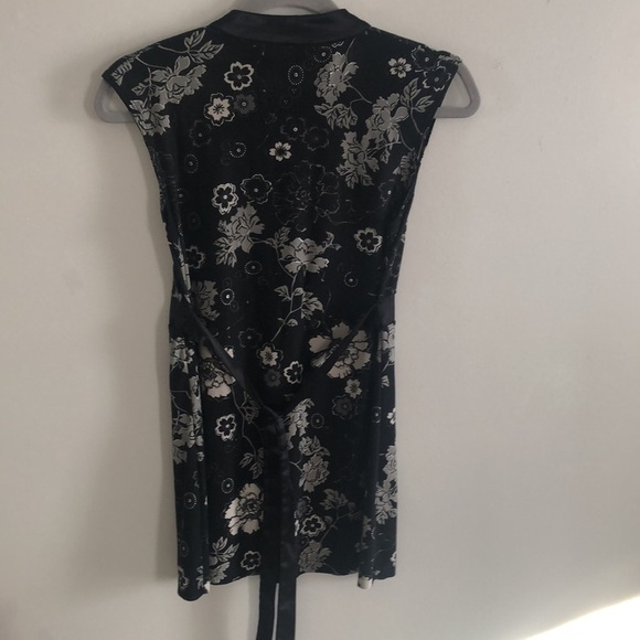 Mandarin Satin and Floral Size M Tie Up Top - Picture 6 of 9